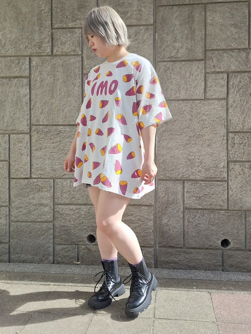 パープル系のTシャツ/カットソー、ブラック系のデニムパンツを着用したレディースの夏コーディネートの3枚目の写真