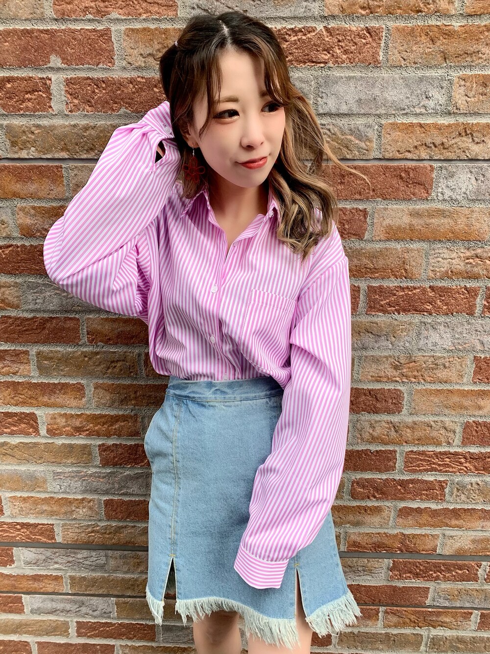 ピンク系のシャツ/ブラウス、ブルー系のデニムスカートを着用したレディースの冬コーディネートの2枚目の写真