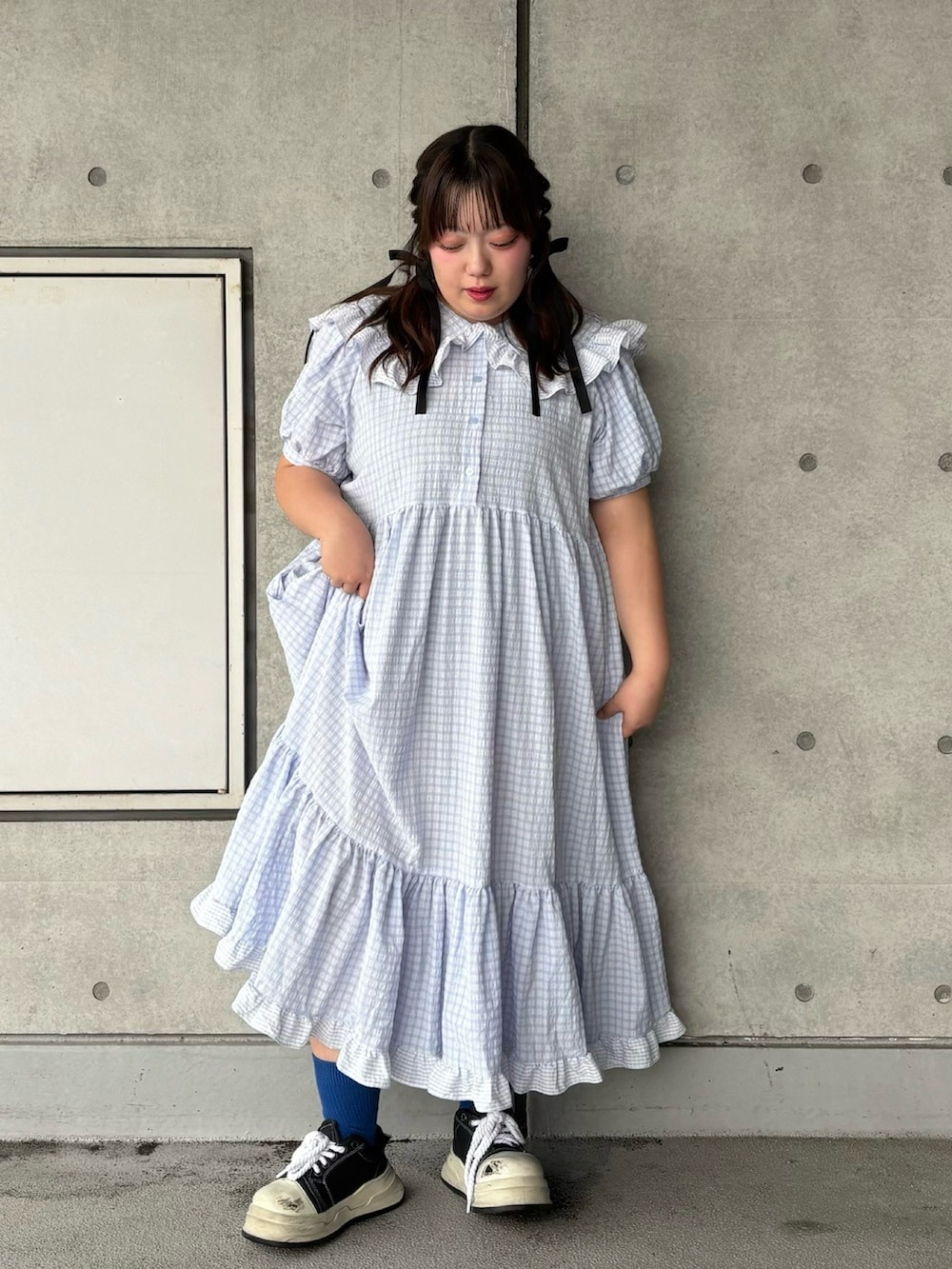 ブルー系のワンピースを着用したレディースの夏コーディネートの5枚目の写真