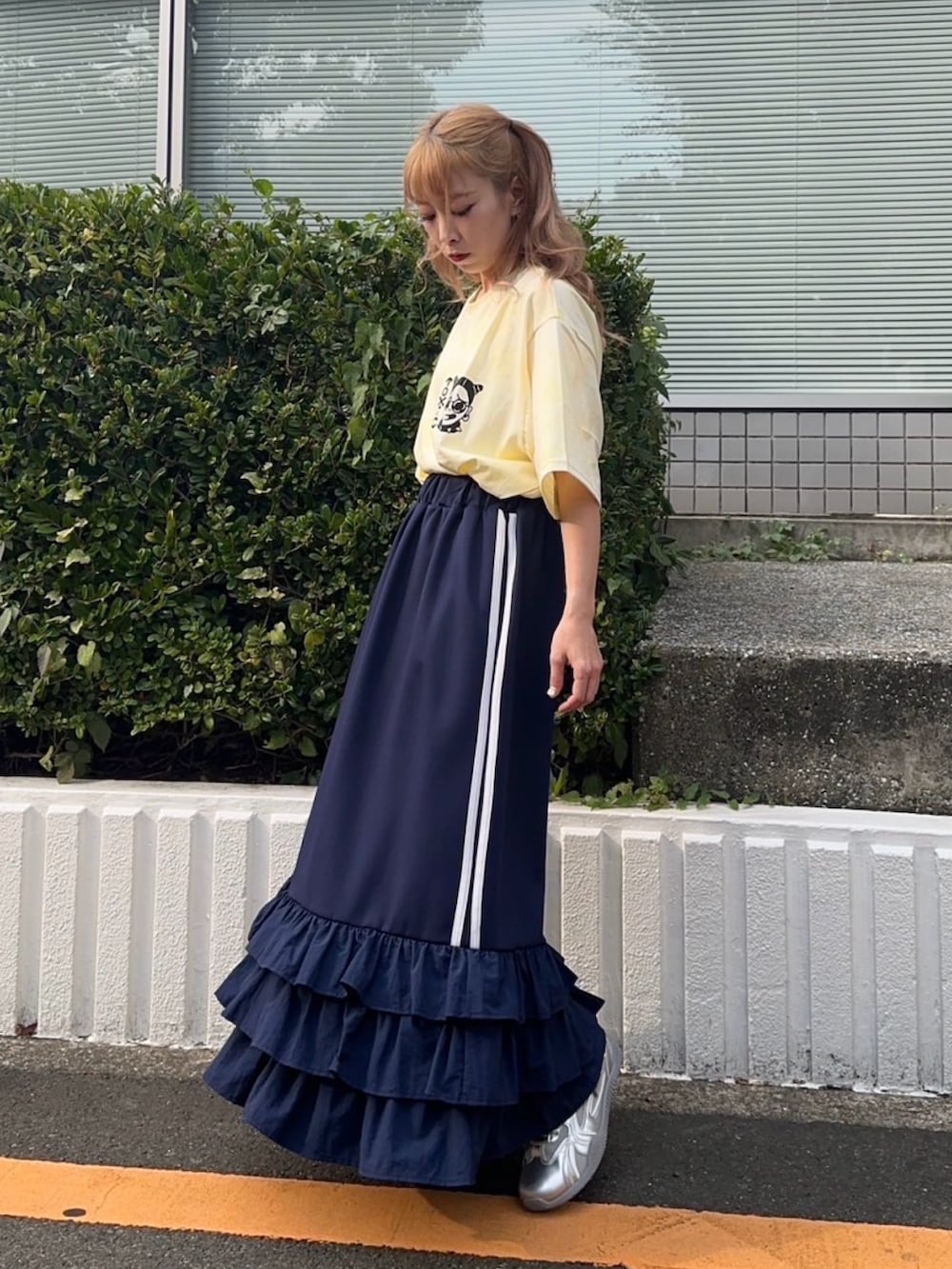 ブルー系のスカート、イエロー系のTシャツ/カットソーを着用したレディースの秋コーディネートの2枚目の写真