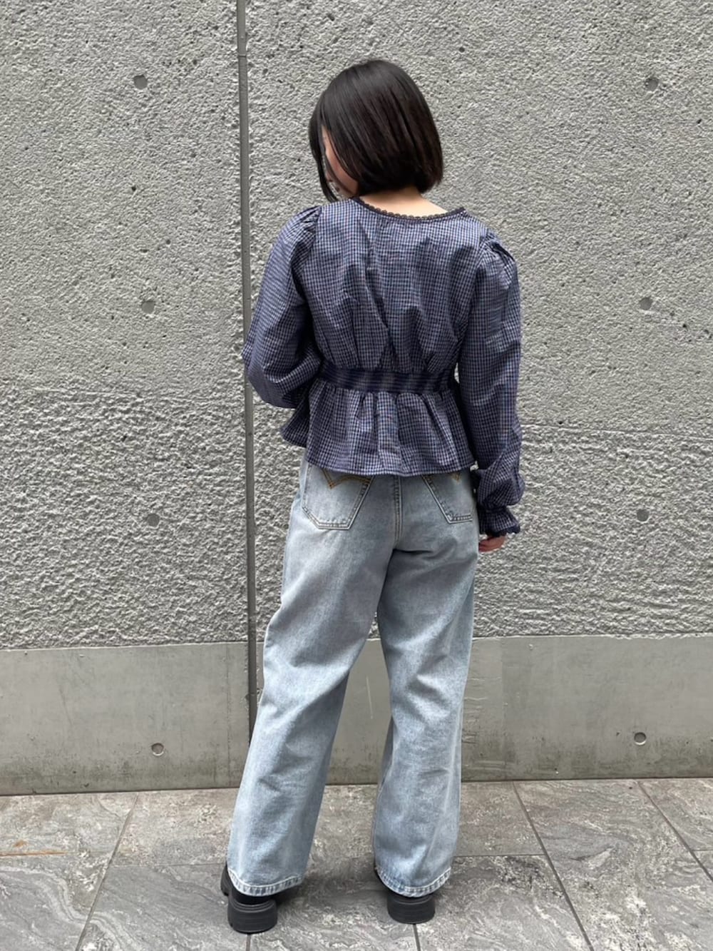 ブルー系のデニムパンツ、ブルー系のシャツ/ブラウスを着用したレディースの春コーディネートの5枚目の写真