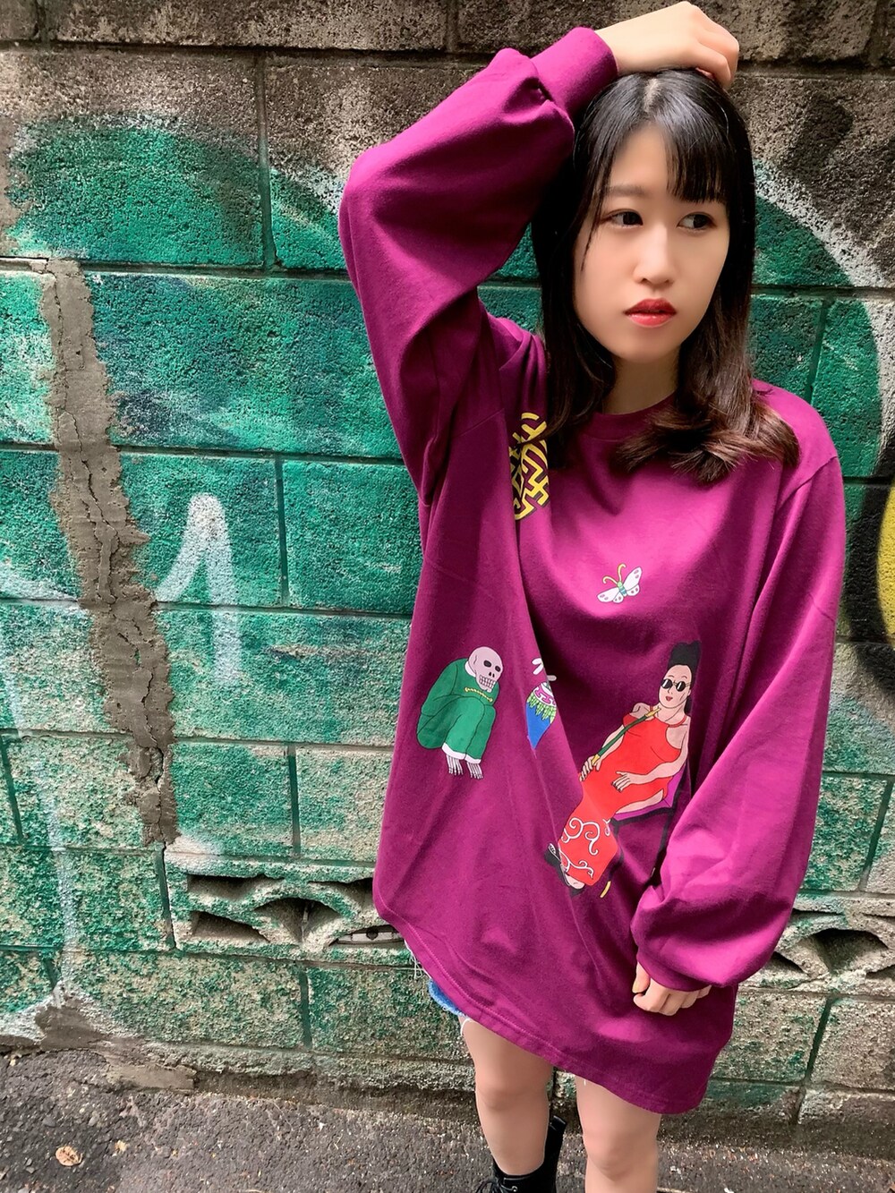 ブラック系のブーツ、レッド系のTシャツ/カットソーを着用したレディースの秋コーディネートの3枚目の写真