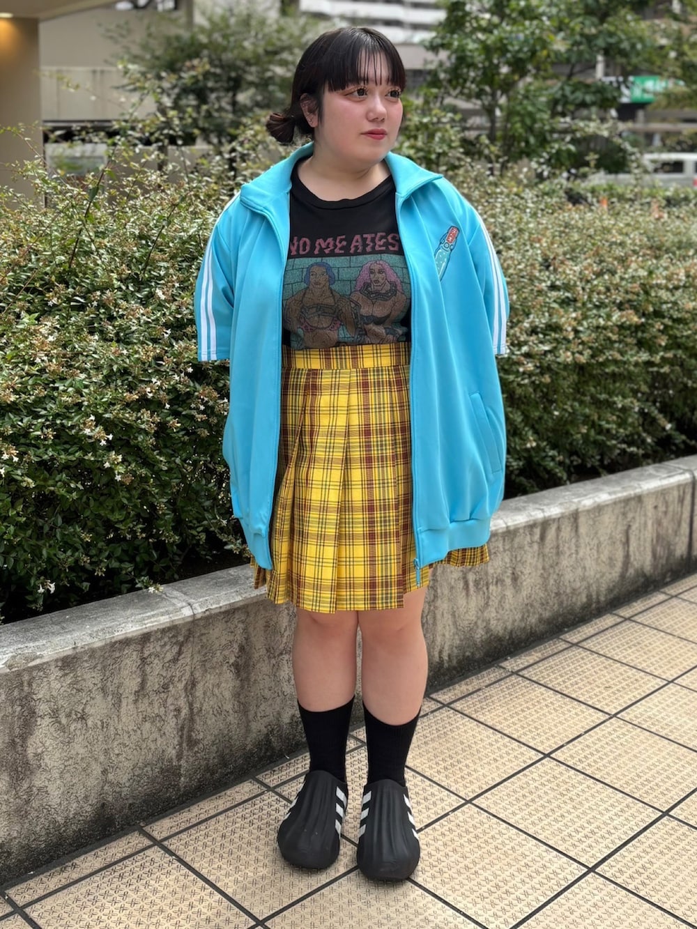 イエロー系のスカート、ブルー系のジャージ、ブラック系のTシャツ/カットソーを着用したレディースの夏コーディネートの2枚目の写真