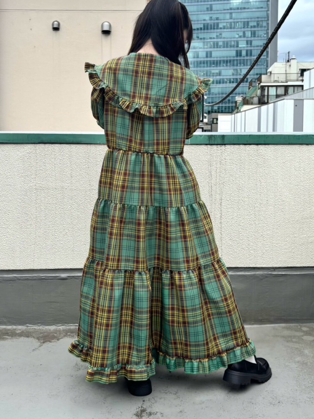 グリーン系のワンピースを着用したレディースの夏コーディネートの3枚目の写真