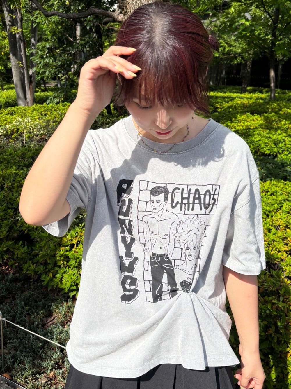 ブラック系のその他パンツ、ブラック系のスカート、グレー系のTシャツ/カットソーを着用したレディースの夏コーディネートの5枚目の写真