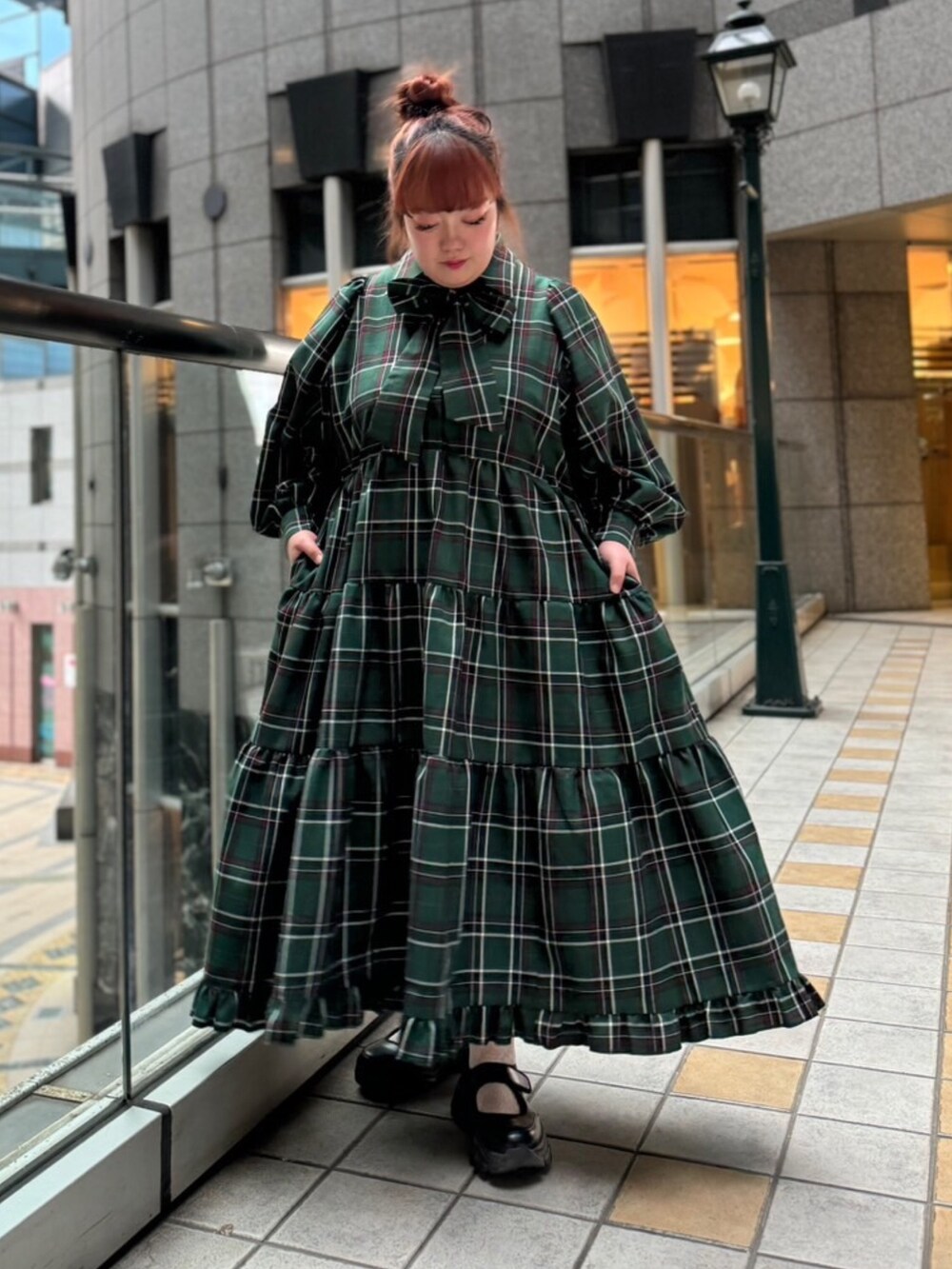 グリーン系のワンピースを着用したレディースの秋コーディネートの3枚目の写真