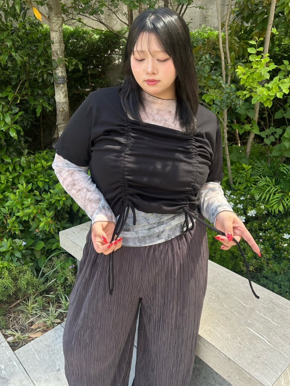 ブラック系のその他パンツ、グレー系のTシャツ/カットソー、ブラック系のTシャツ/カットソーを着用したレディースの春コーディネートの2枚目の写真