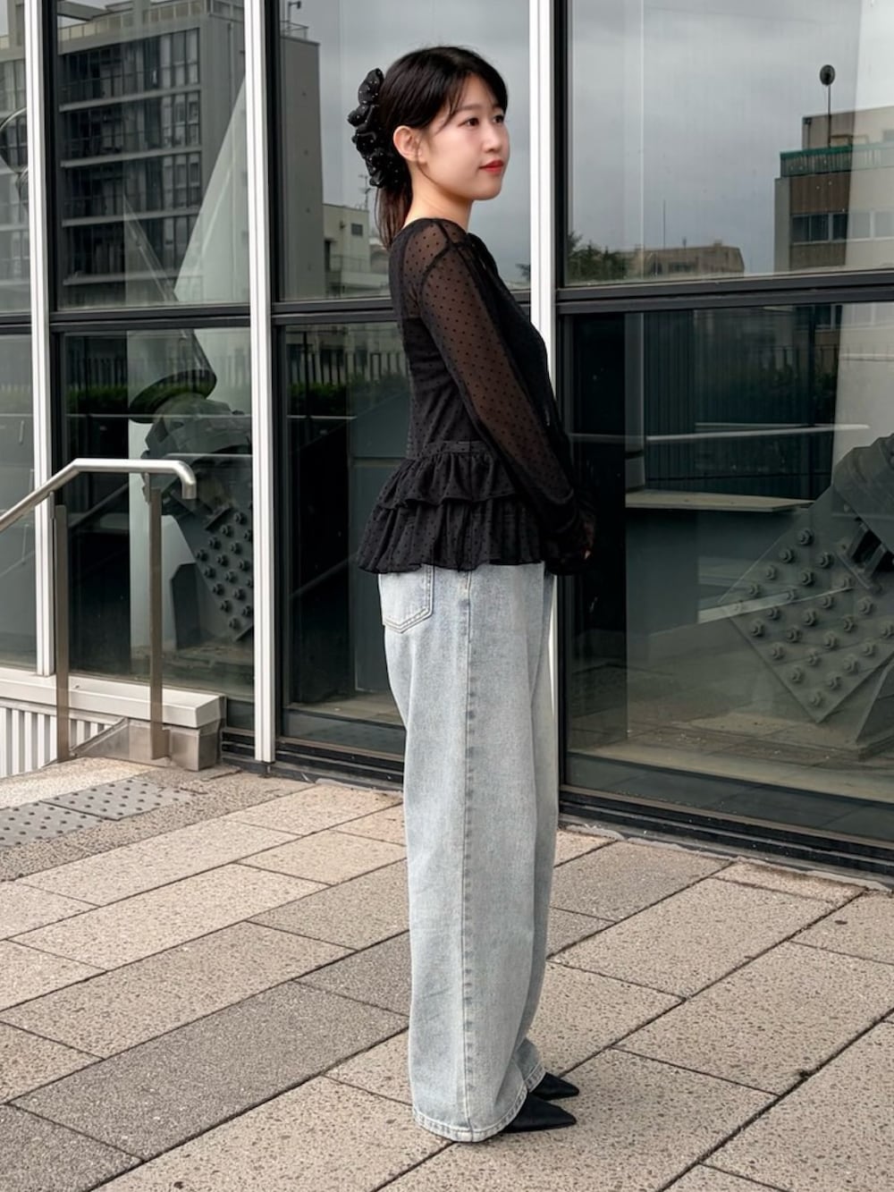 ブラック系のTシャツ/カットソー、ブルー系のデニムパンツを着用したレディースの夏コーディネートの3枚目の写真
