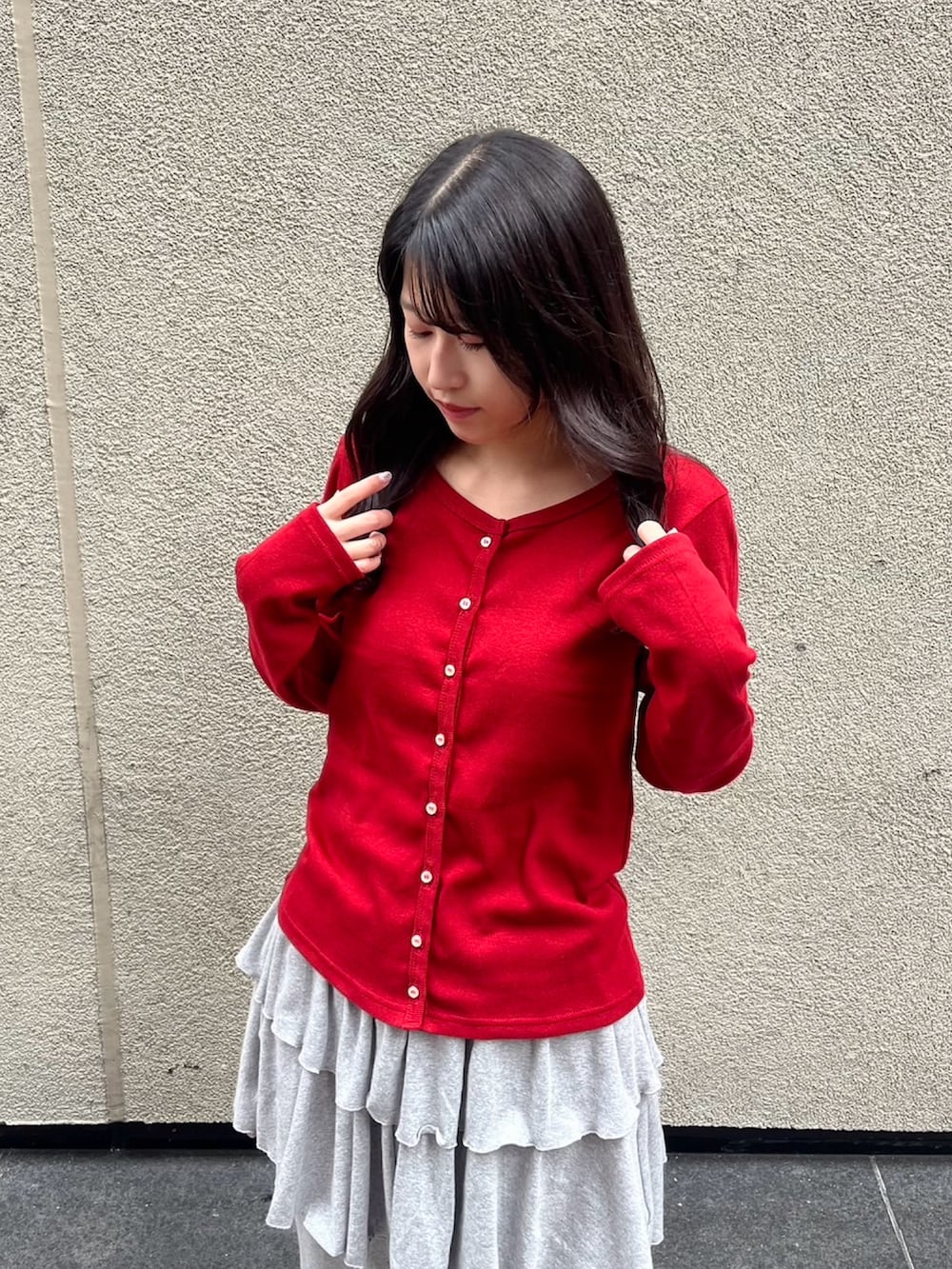 グレー系のその他パンツ、レッド系のカーディガン/ボレロを着用したレディースの秋コーディネートの4枚目の写真