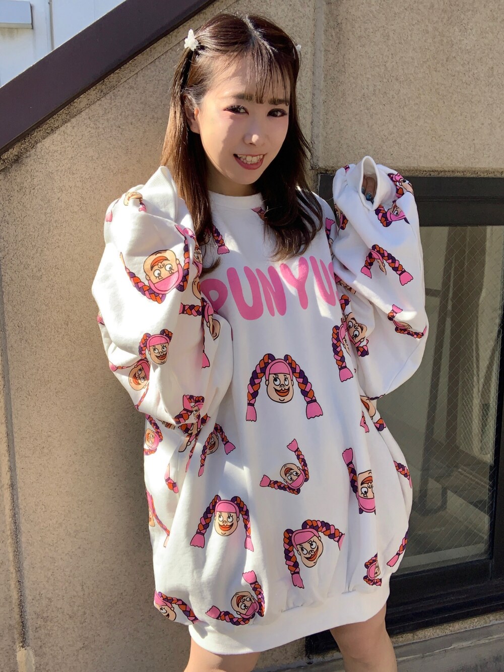 ホワイト系のスウェットを着用したレディースの秋コーディネートの3枚目の写真