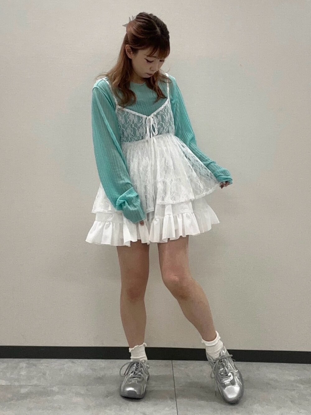 ホワイト系のスカート、ホワイト系のキャミソール、ブルー系のTシャツ/カットソーを着用したレディースの夏コーディネートの2枚目の写真