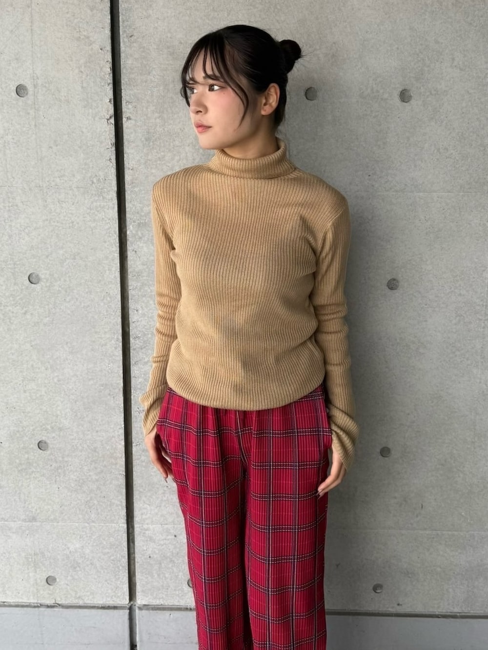 レッド系のその他パンツ、ベージュ系のニット/セーターを着用したレディースの冬コーディネートの6枚目の写真