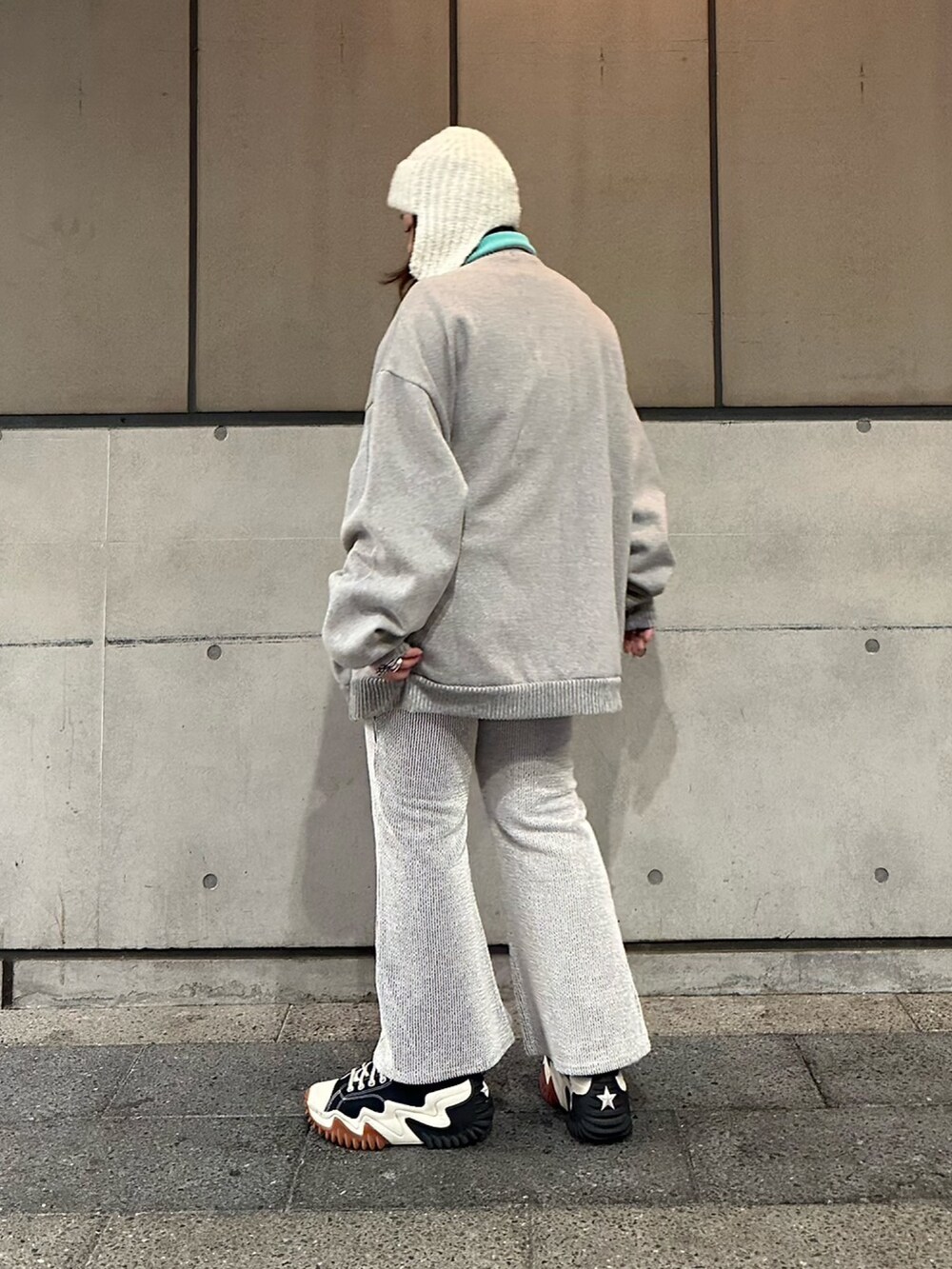 グレー系のスウェット、ホワイト系のその他パンツ、ホワイト系のキャップを着用したレディースの春コーディネートの3枚目の写真