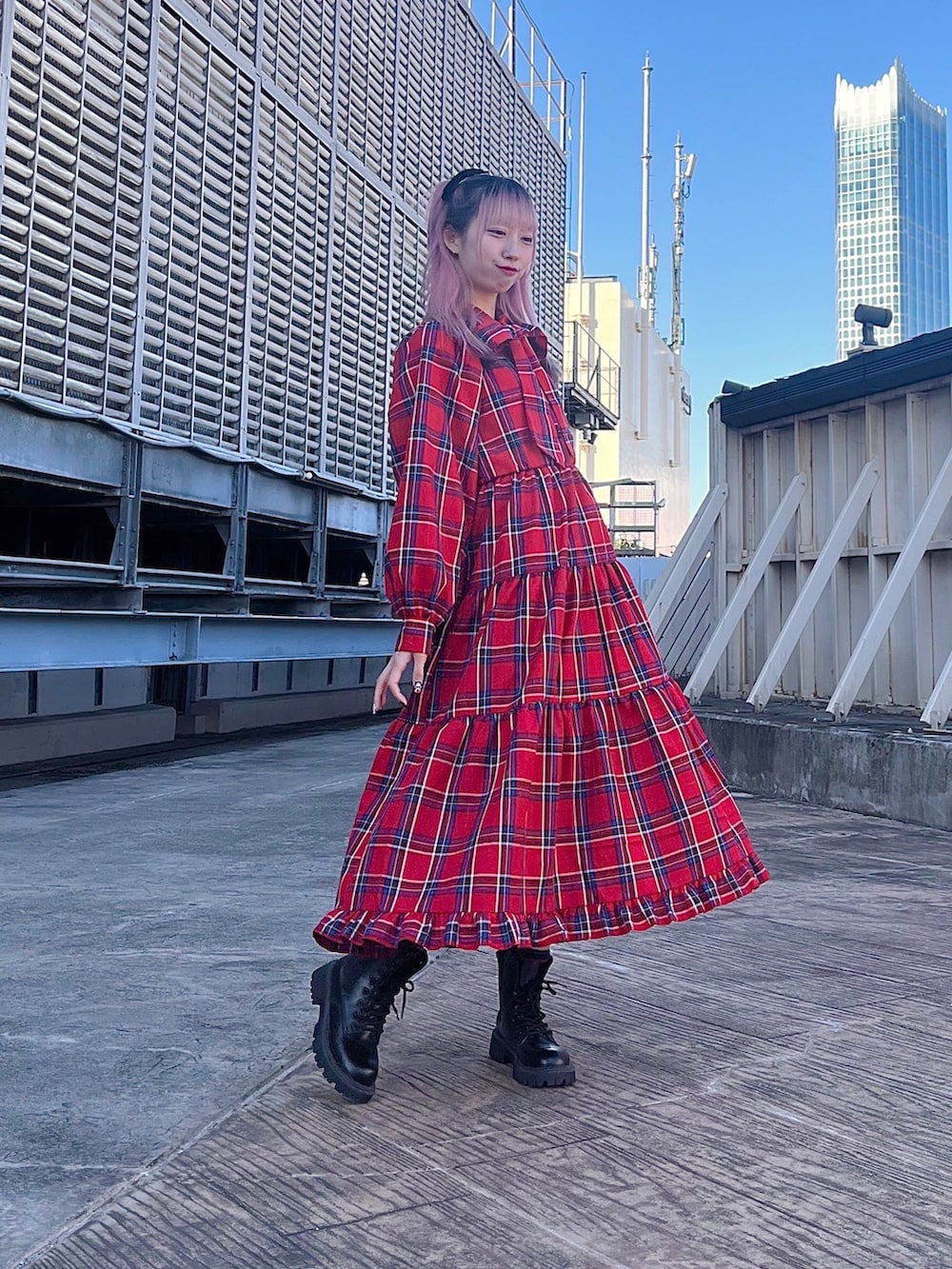 レッド系のワンピースを着用したレディースの冬コーディネートの3枚目の写真