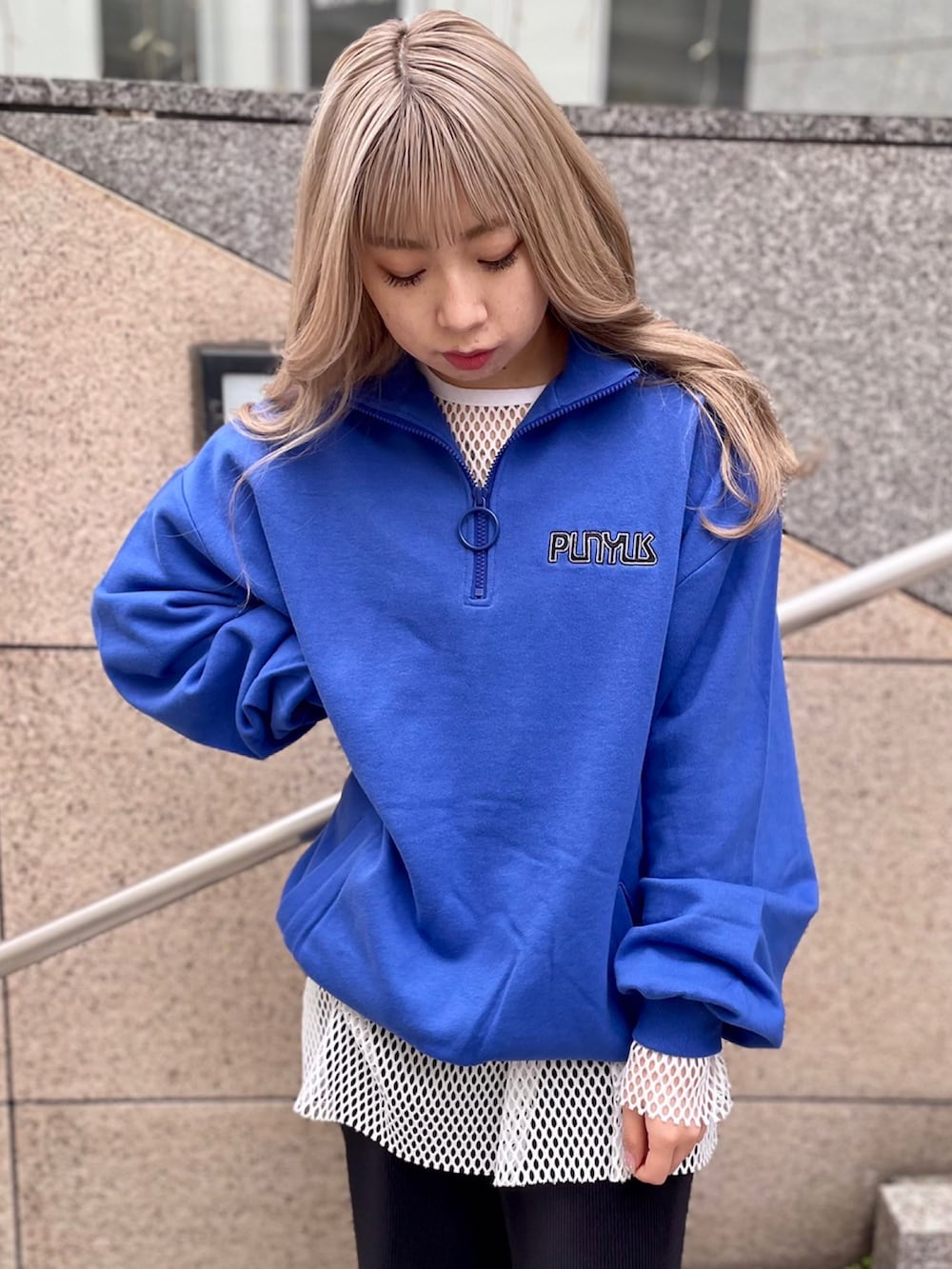 ブルー系のスウェット、ホワイト系のTシャツ/カットソー、ブラック系のその他パンツを着用したレディースの冬コーディネートの2枚目の写真