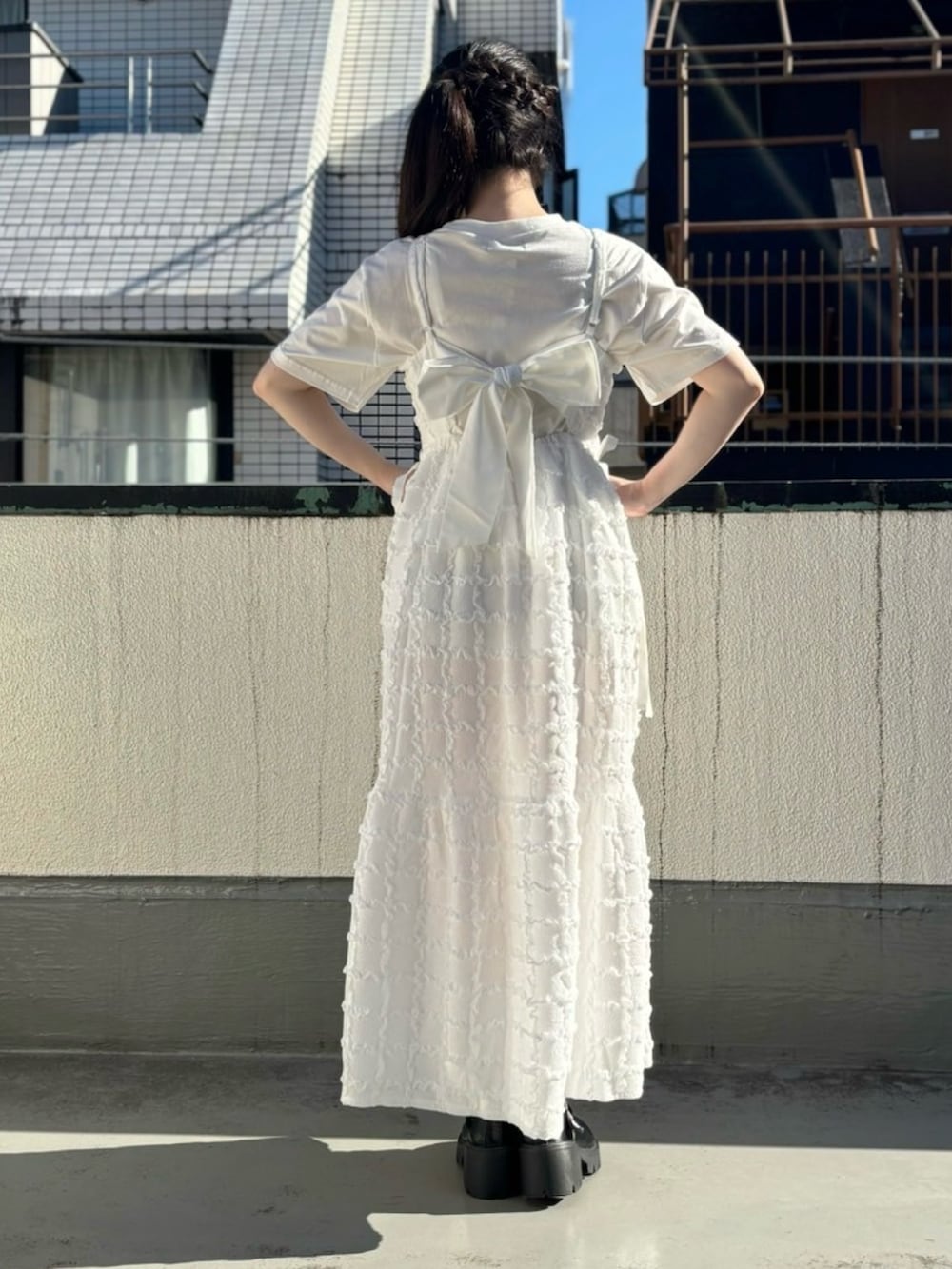 ホワイト系のワンピース、ホワイト系のTシャツ/カットソーを着用したレディースの夏コーディネートの6枚目の写真