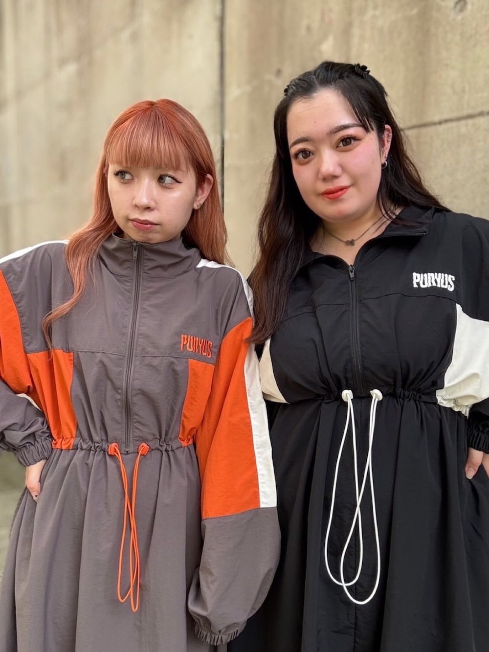 ブラック系のワンピース、グレー系のワンピースを着用したレディースの秋コーディネートの2枚目の写真