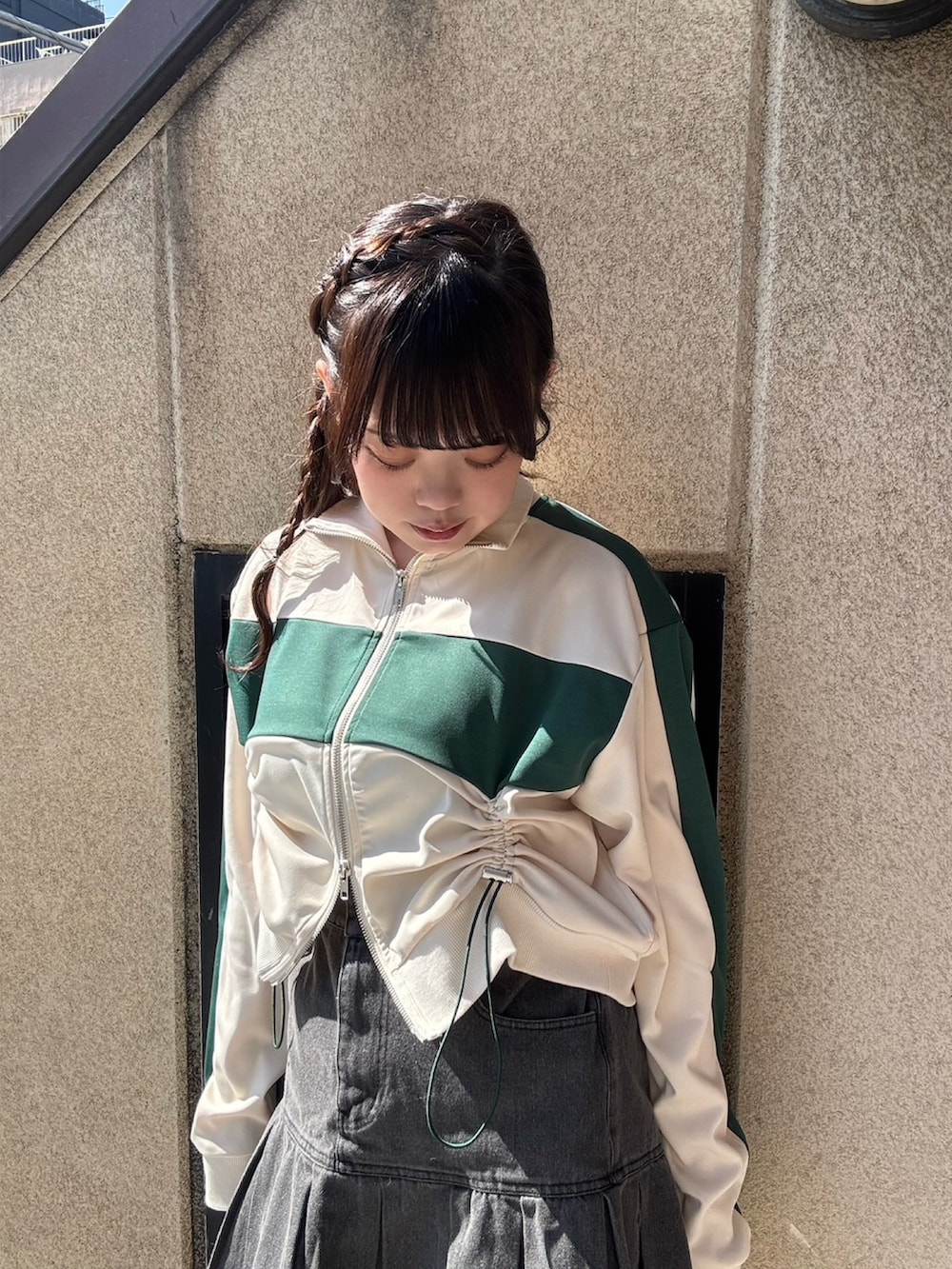 ブラック系のデニムスカート、ホワイト系のジャージを着用したレディースの春コーディネートの5枚目の写真