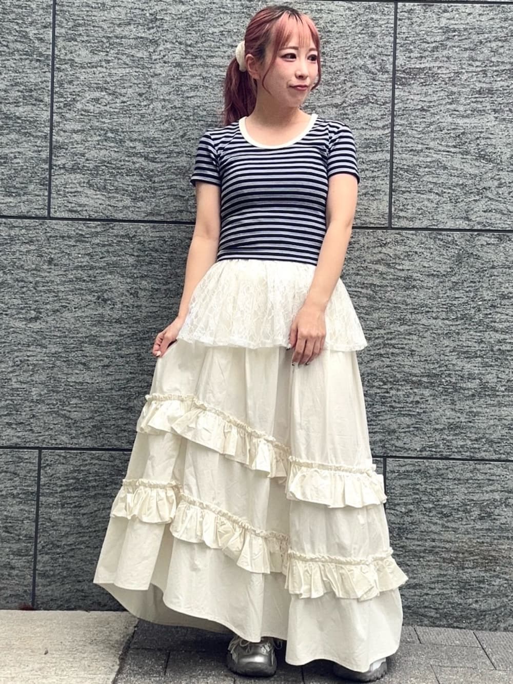 ホワイト系のスカート、ブルー系のTシャツ/カットソーを着用したレディースの夏コーディネートの3枚目の写真