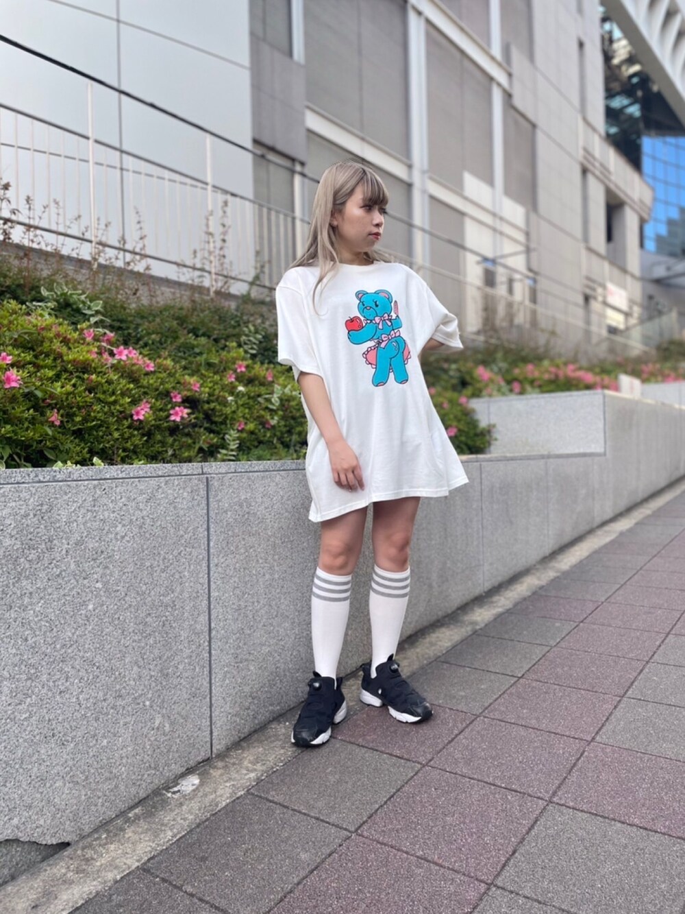 ホワイト系のTシャツ/カットソーを着用したレディースの春コーディネートの2枚目の写真