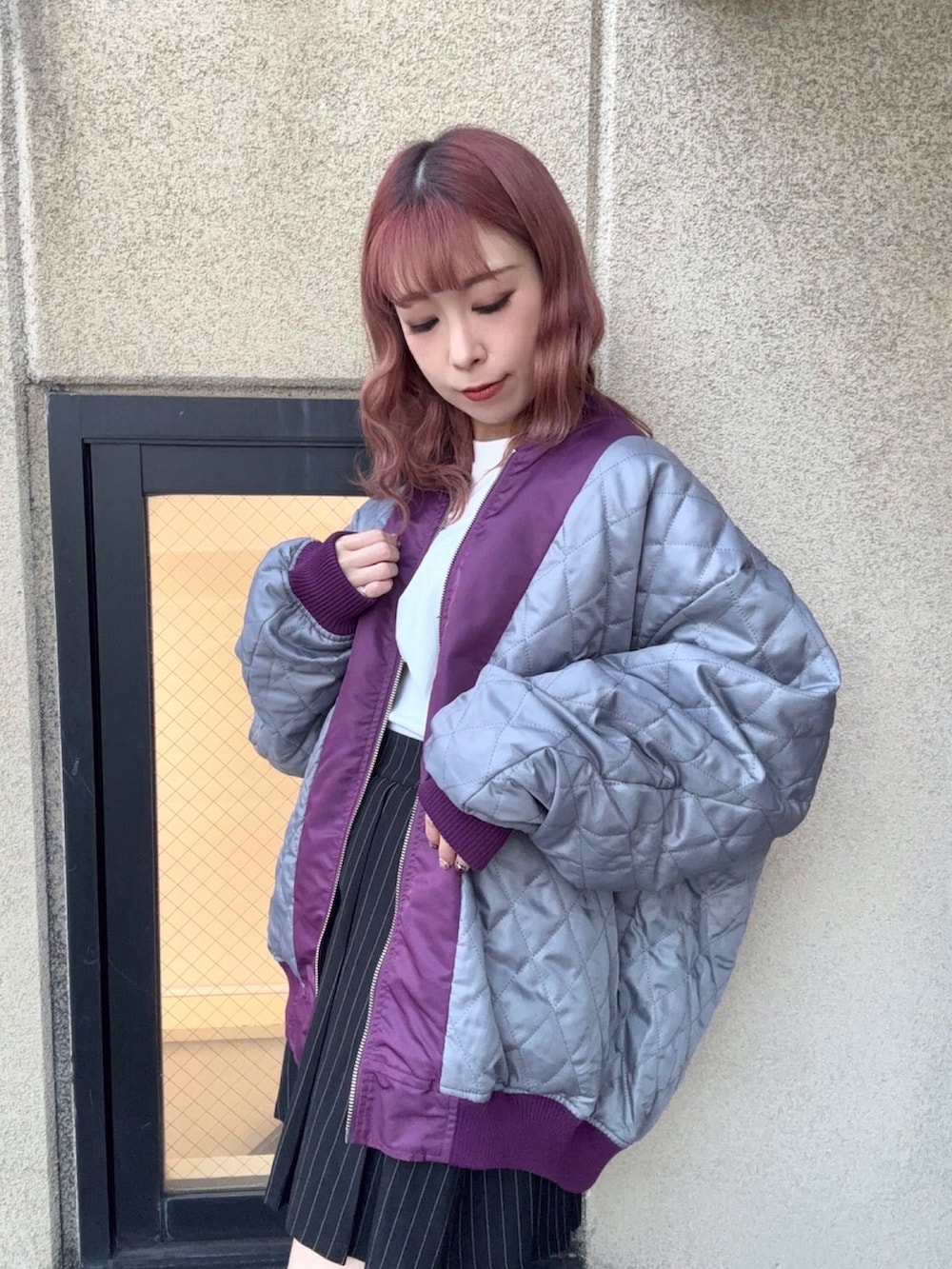 ホワイト系のTシャツ/カットソー、パープル系のMA-1、グレー系のスカートを着用したレディースの秋コーディネートの3枚目の写真