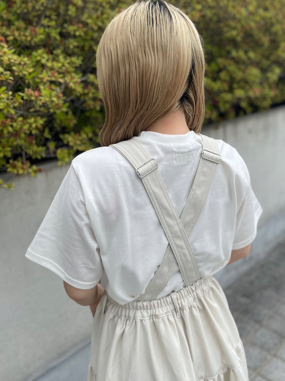 ホワイト系のTシャツ/カットソー、ホワイト系のワンピースを着用したレディースの夏コーディネートの4枚目の写真