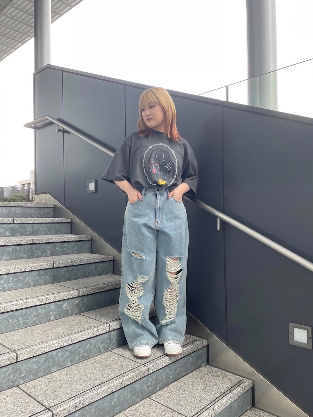 ブラック系のTシャツ/カットソー、ブルー系のデニムパンツを着用したレディースの春コーディネートの3枚目の写真