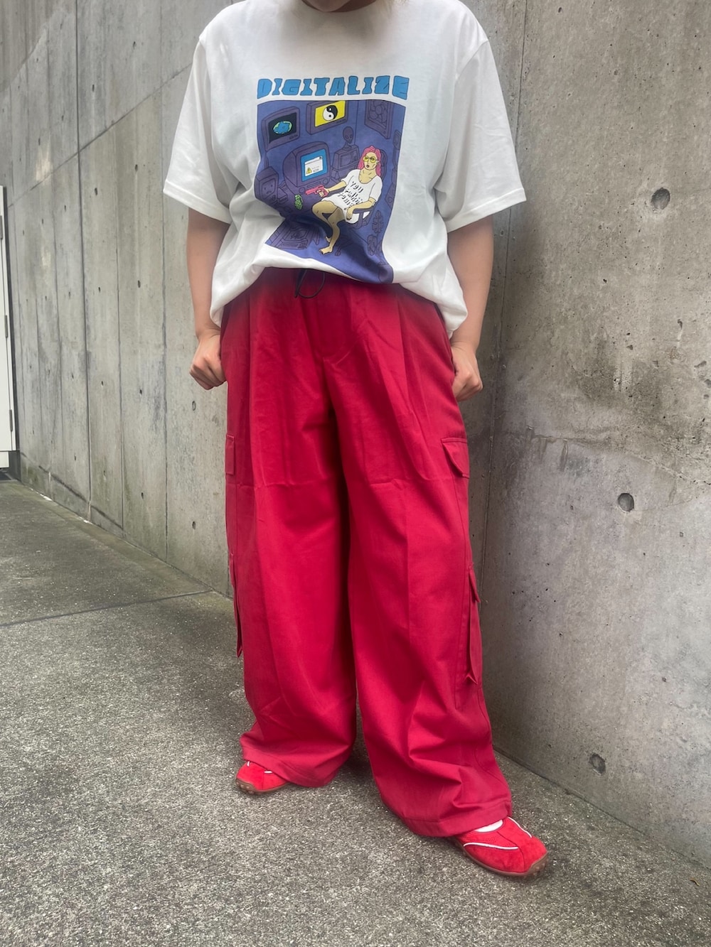 レッド系のカーゴパンツ、ホワイト系のTシャツ/カットソーを着用したレディースの夏コーディネートの6枚目の写真