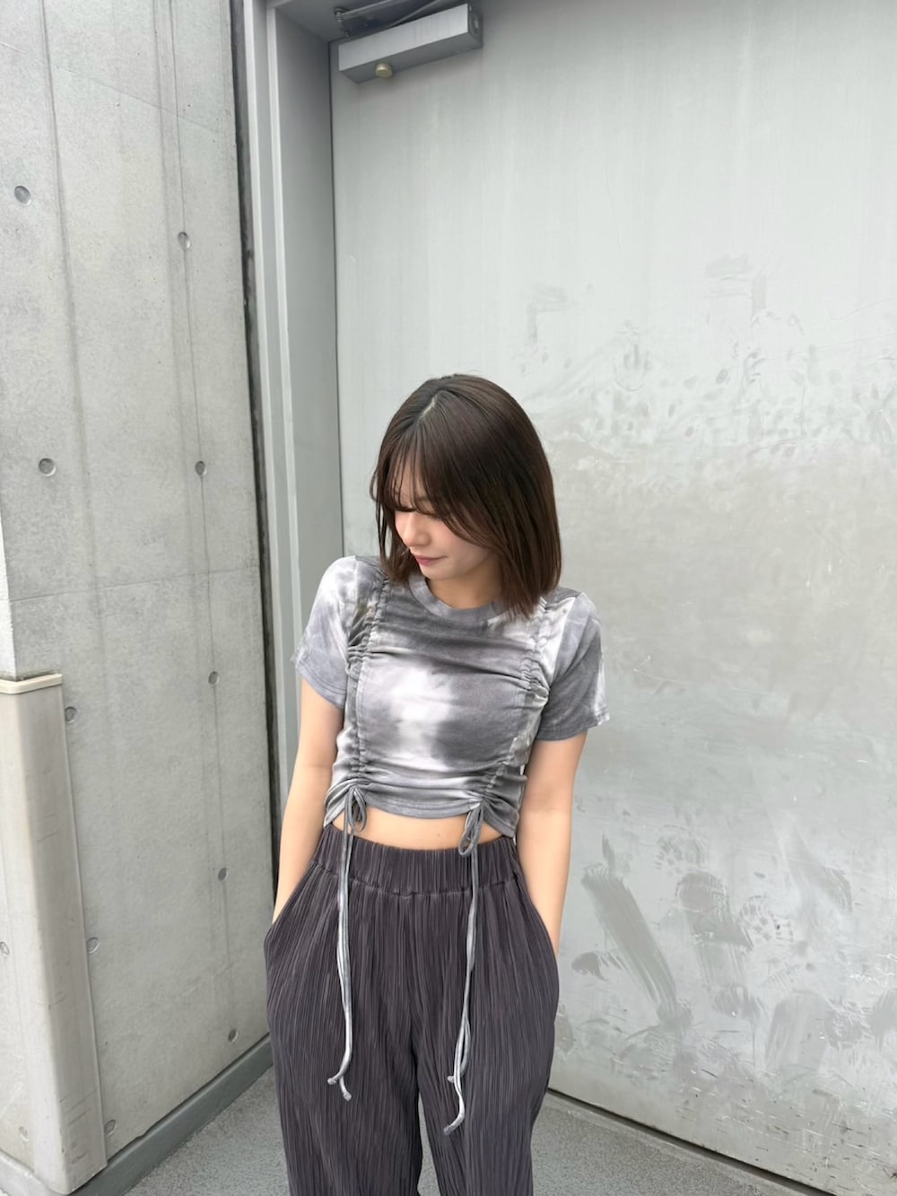 ブラック系のその他パンツ、ブラック系のTシャツ/カットソーを着用したレディースの春コーディネートの5枚目の写真