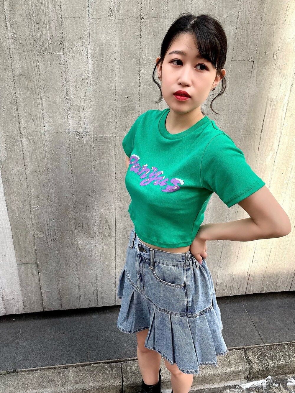 ブラック系のブーツ、ブラック系のTシャツ/カットソー、ブルー系のデニムスカートを着用したレディースの夏コーディネートの2枚目の写真