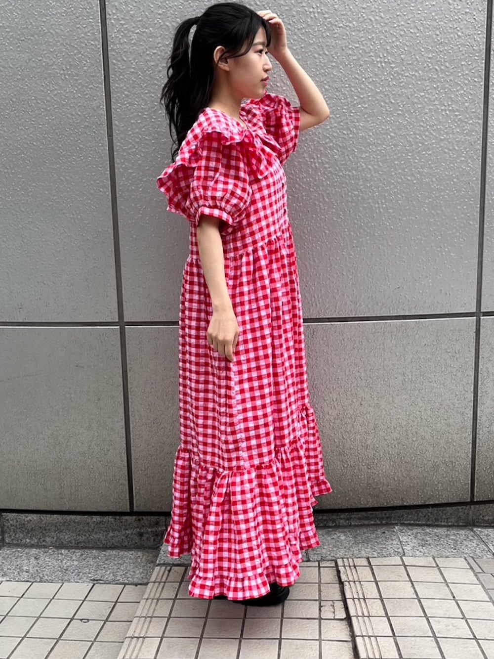 レッド系のワンピースを着用したレディースの春コーディネートの3枚目の写真