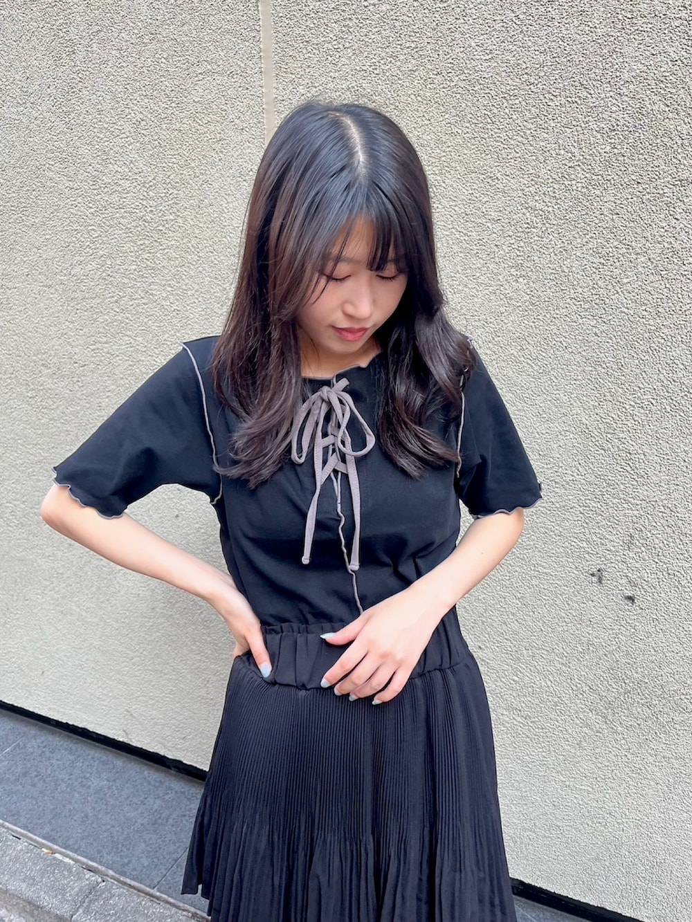 ブラック系のスカート、ブラック系のTシャツ/カットソーを着用したレディースの秋コーディネートの4枚目の写真