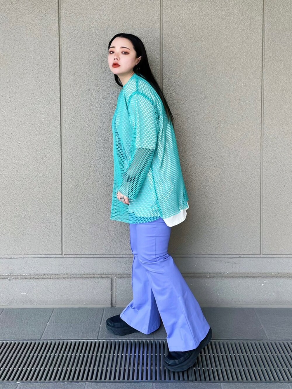 グリーン系のTシャツ/カットソー、ホワイト系のTシャツ/カットソー、パープル系のその他パンツを着用したレディースの春コーディネートの2枚目の写真