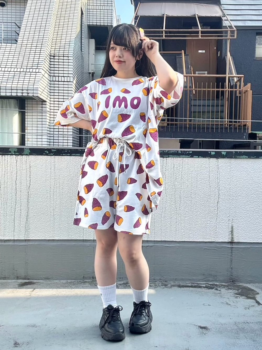 パープル系のスウェットパンツ、パープル系のTシャツ/カットソーを着用したレディースの夏コーディネートの3枚目の写真