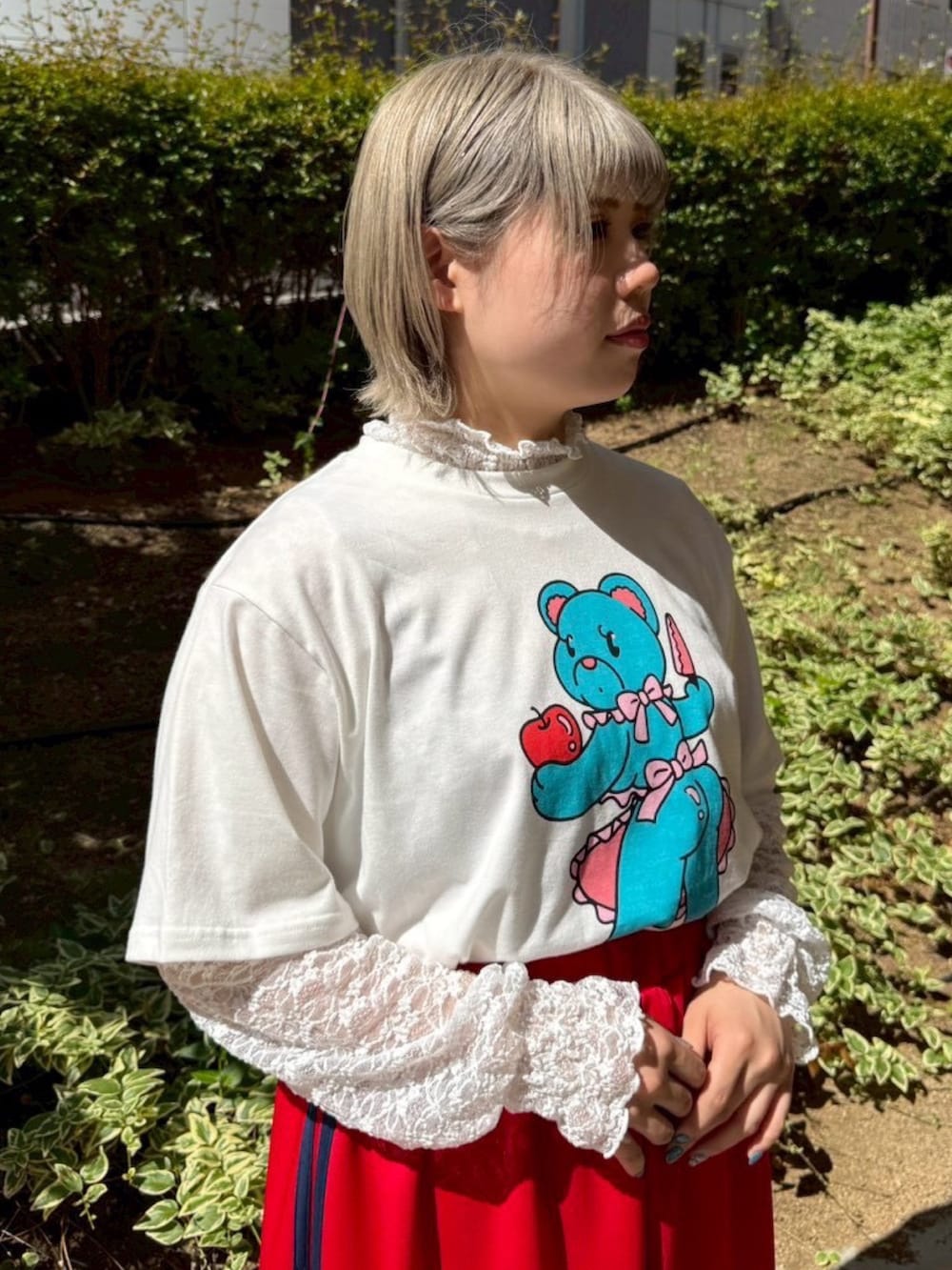 レッド系のスカート、ホワイト系のTシャツ/カットソー、ホワイト系のTシャツ/カットソーを着用したレディースの夏コーディネートの4枚目の写真