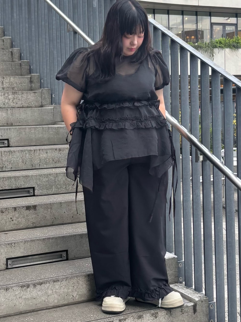 ブラック系のその他パンツ、ブラック系のワンピースを着用したレディースの夏コーディネートの2枚目の写真