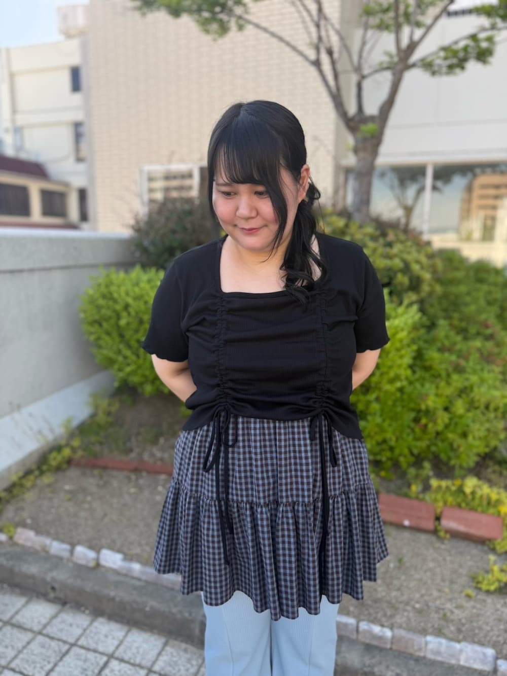 ブルー系のその他パンツ、ブルー系のスカート、ブラック系のTシャツ/カットソーを着用したレディースの春コーディネートの5枚目の写真