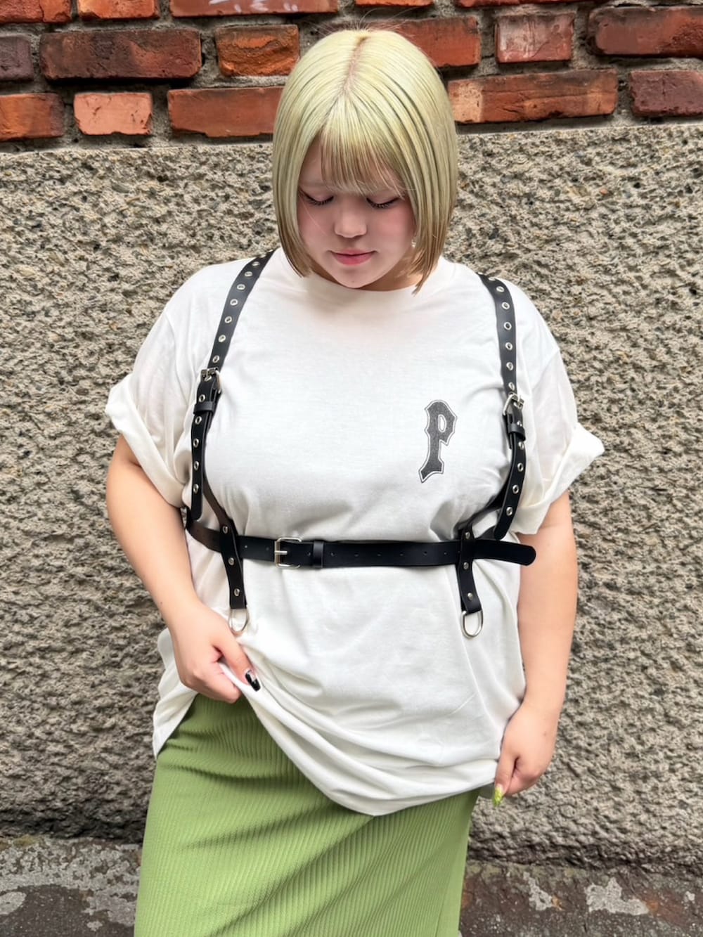 ホワイト系のTシャツ/カットソー、グリーン系のスカート、ブラック系のベルトを着用したレディースの夏コーディネートの5枚目の写真