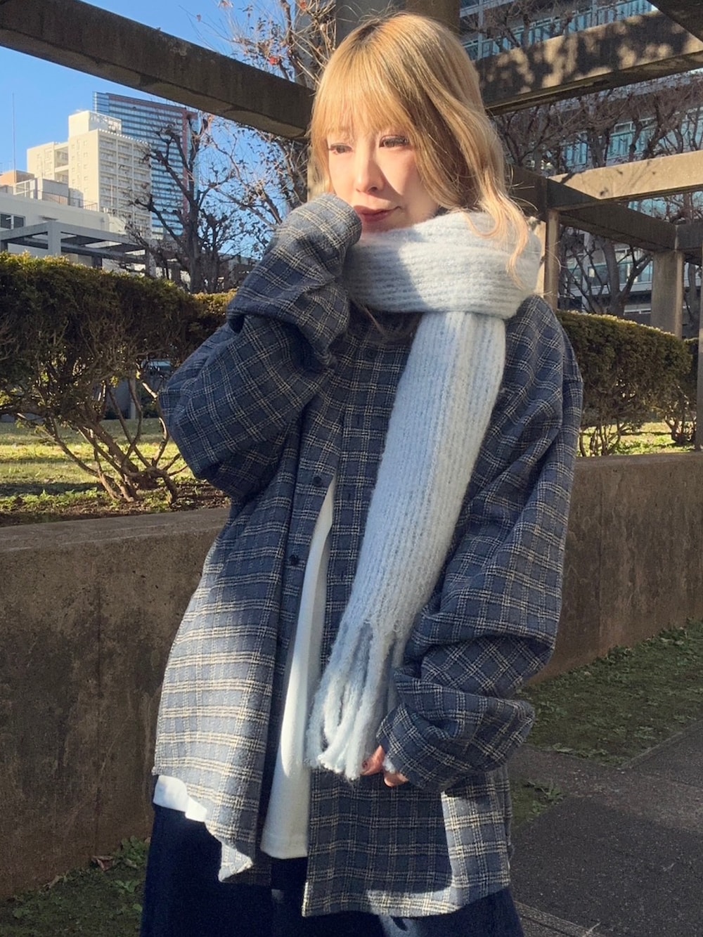 グリーン系のストール/ショールを着用したレディースの冬コーディネートの2枚目の写真