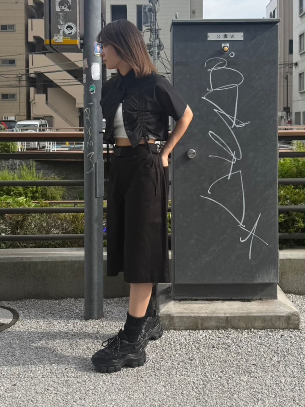 ブラック系のその他パンツ、ブラック系のシャツ/ブラウス、ホワイト系のタンクトップを着用したレディースの夏コーディネートの3枚目の写真