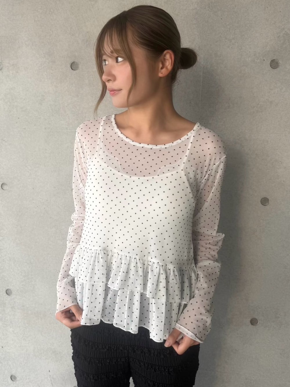 ホワイト系のTシャツ/カットソー、ブラック系のその他パンツを着用したレディースの夏コーディネートの4枚目の写真