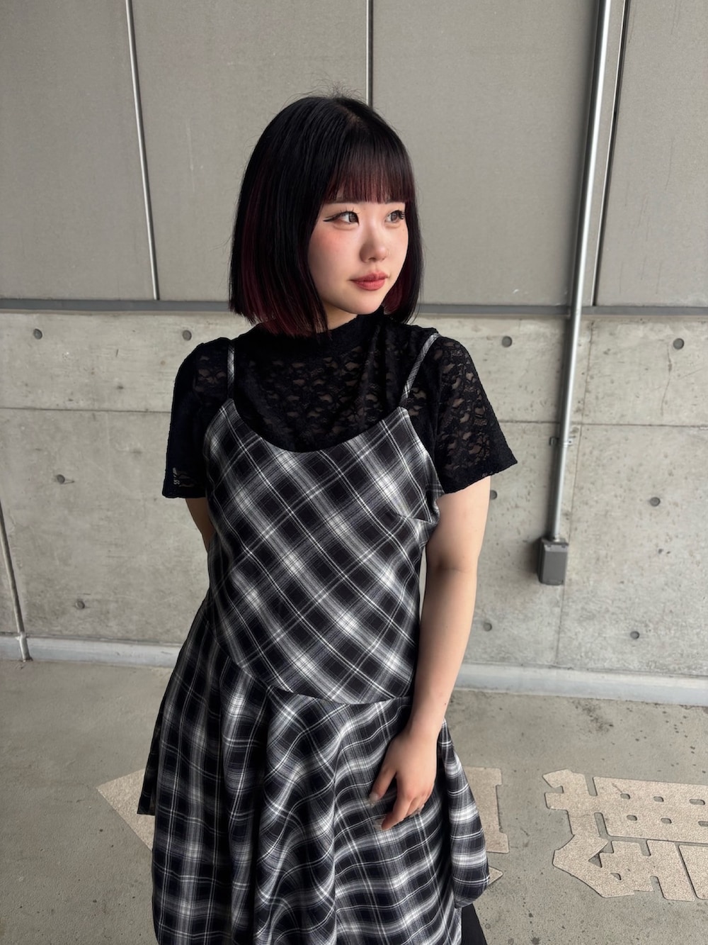 ブラック系のワンピース、ブラック系のTシャツ/カットソー、ブラック系のその他パンツを着用したレディースの夏コーディネートの5枚目の写真