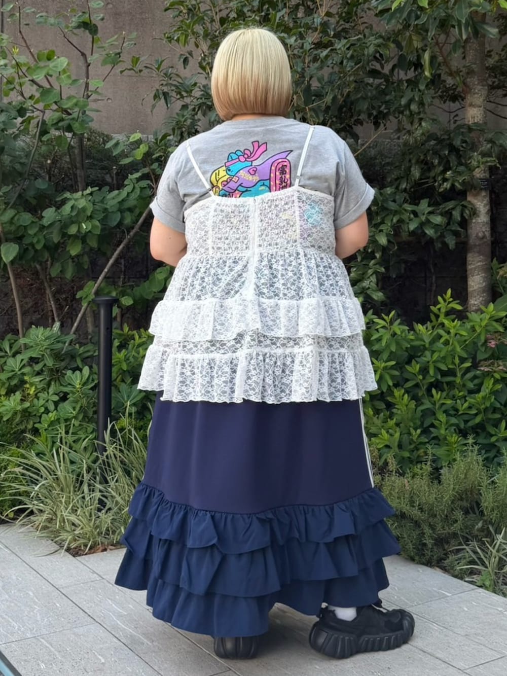 ブルー系のスカート、ホワイト系のワンピース、グレー系のTシャツ/カットソーを着用したレディースの夏コーディネートの3枚目の写真