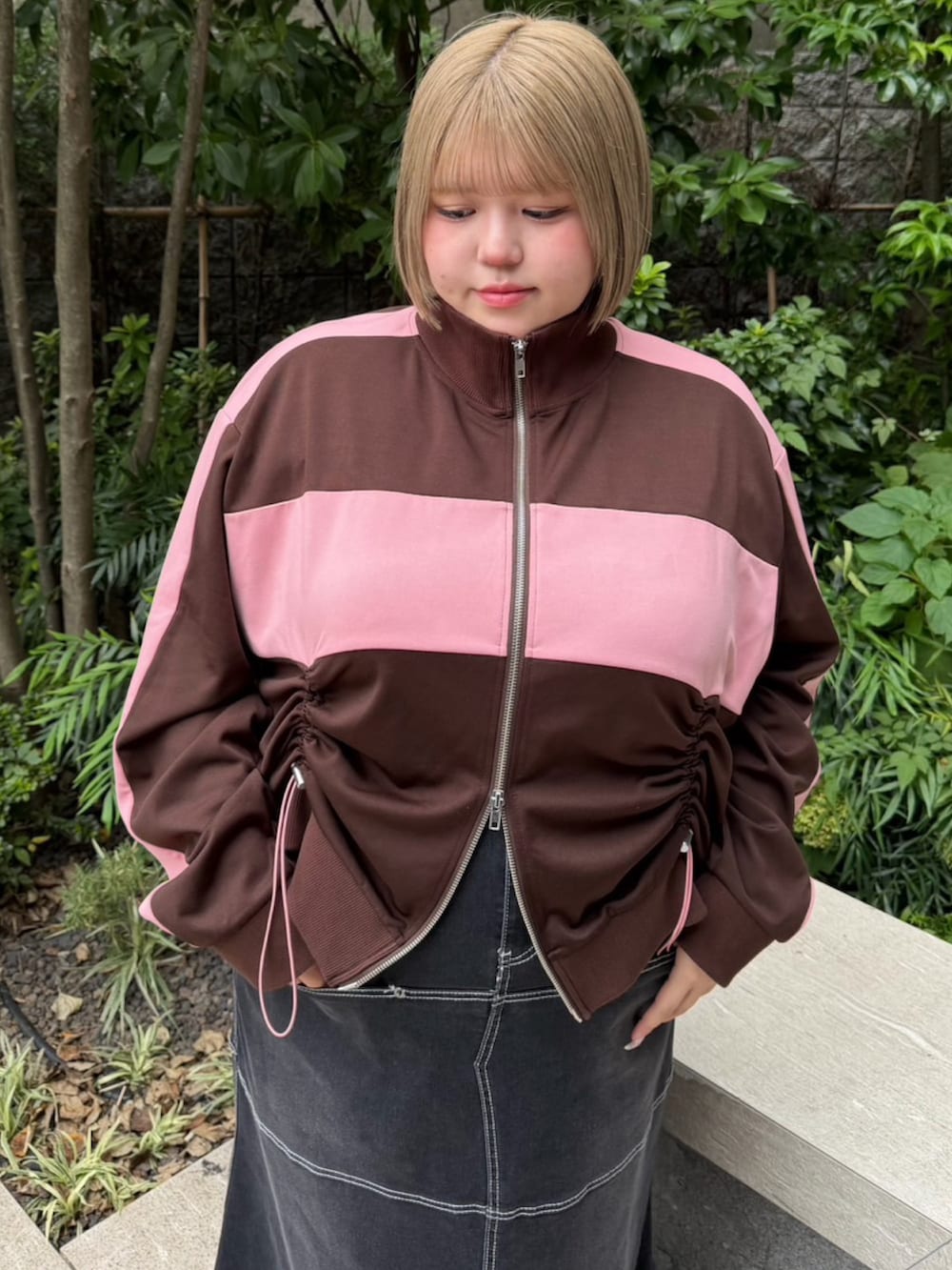 ブラック系のスカート、ブラウン系のジャージを着用したレディースの秋コーディネートの2枚目の写真