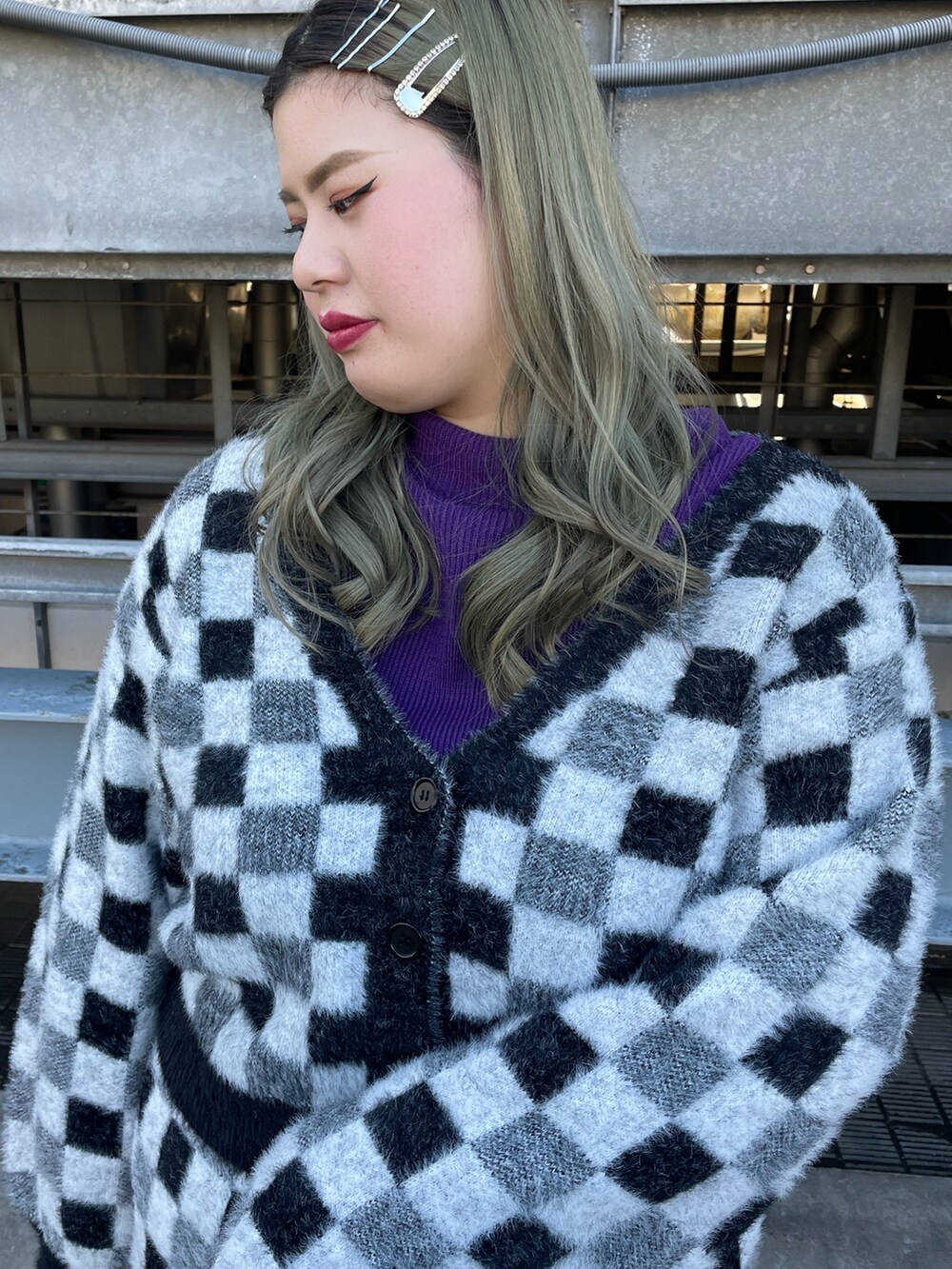 パープル系のニット/セーター、ブラック系のカーディガン/ボレロ、ブラック系のスカートを着用したレディースの冬コーディネートの3枚目の写真