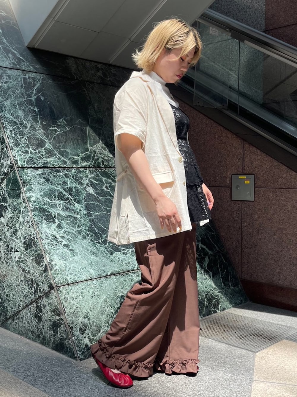ブラウン系のその他パンツ、ホワイト系のテーラードジャケット、ブラック系のワンピースを着用したレディースの夏コーディネートの4枚目の写真