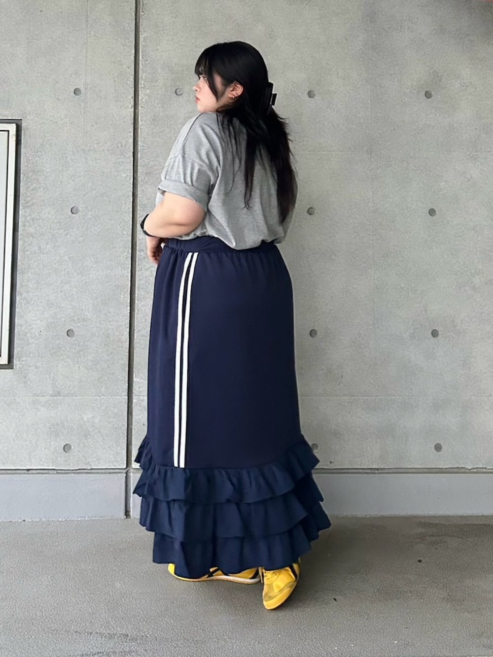 ブルー系のスカート、グレー系のTシャツ/カットソーを着用したレディースの春コーディネートの3枚目の写真