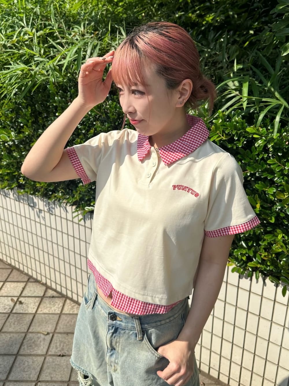 ブルー系のデニムパンツ、ホワイト系のTシャツ/カットソーを着用したレディースの夏コーディネートの6枚目の写真