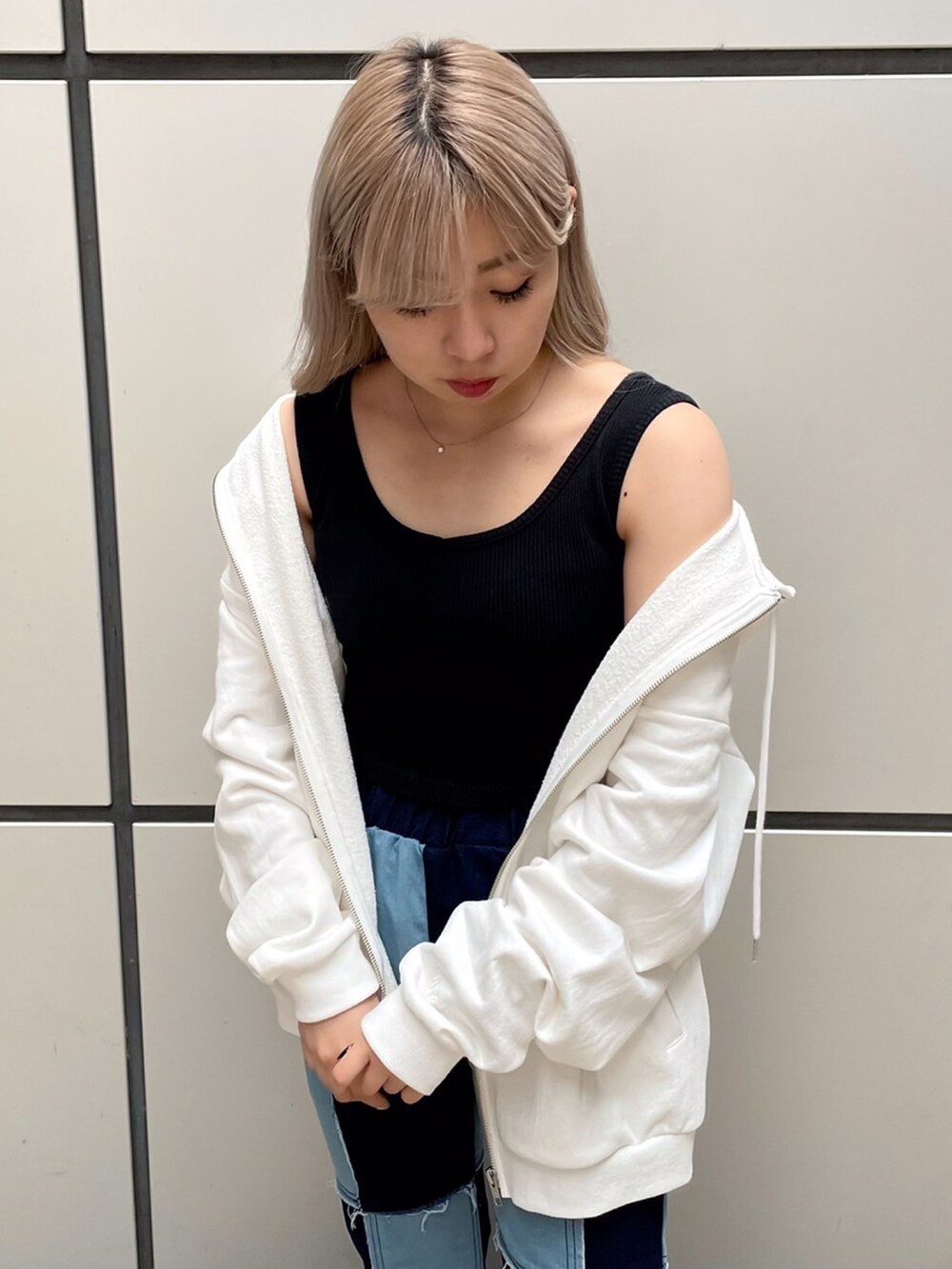 ブルー系のデニムパンツ、ホワイト系のパーカーを着用したレディースの夏コーディネートの2枚目の写真