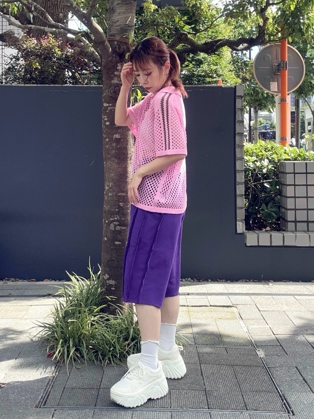 パープル系のスウェットパンツ、ピンク系のTシャツ/カットソーを着用したレディースの夏コーディネートの2枚目の写真